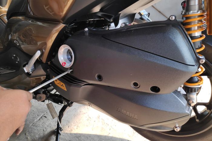 Ilustrasi bongkar pasang boks filter udara motor