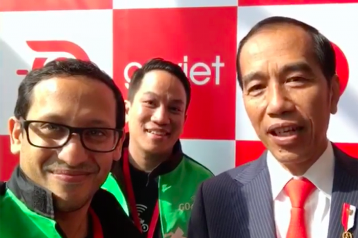 Nadiem Makarim (kiri) bersama Presiden Jokowi (kanan).