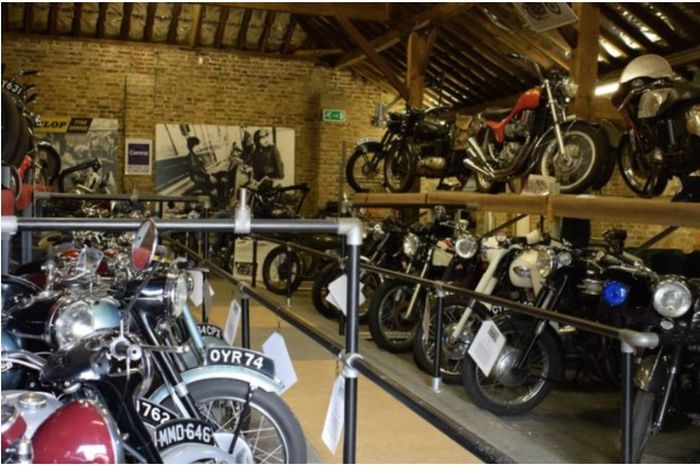 Koleksi motor di dalam London Motorcycle Museum.