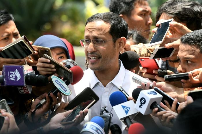 Nadiem Makarim saat keluar dari Istana Kepresidenan