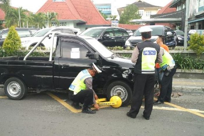 Ilustrasi penindakan pelanggar marka biku-biku dengan cara menggembok ban di Jalan Cijk Ditiro Yogyakarta