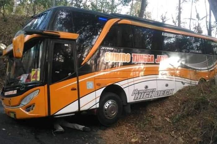 Bus tersesat  di hutan