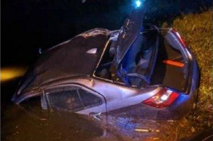 Kendaraan pasangan yang sedang asyik indehoy di mobil masuk ke parit