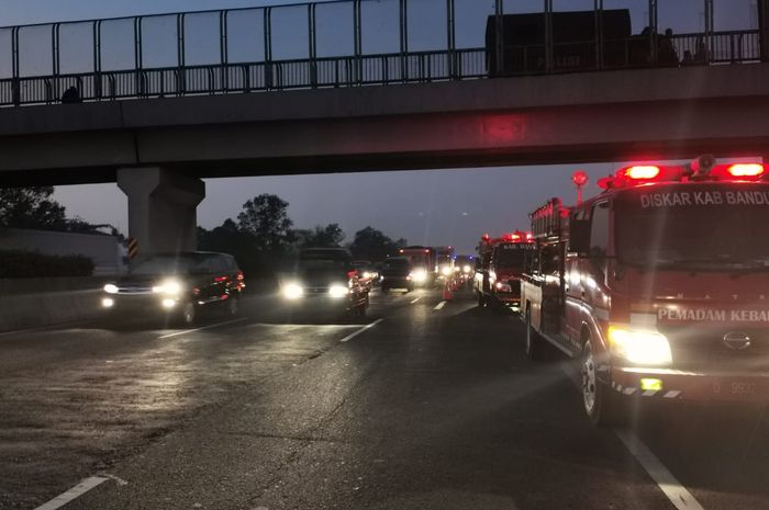 Jalan tol Padaleunyi arah Cileunyi kembali dibuka pasca kebakaran pipa bahan bakar Pertamina di sekitar lokasi pekerjaan kereta cepat Jakarta Bandung.