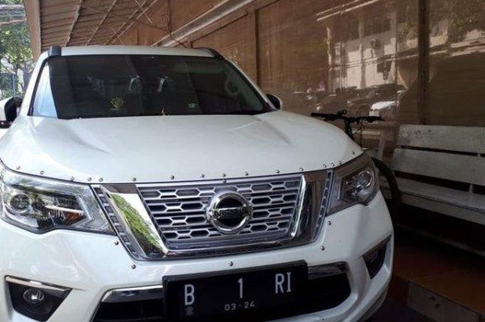 Ditemukan juga senjata tajang di dalam mobil Nissan Terra ini