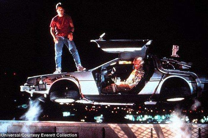 DeLorean DMC-12 yang dapat terbang pada film Back to The Future \