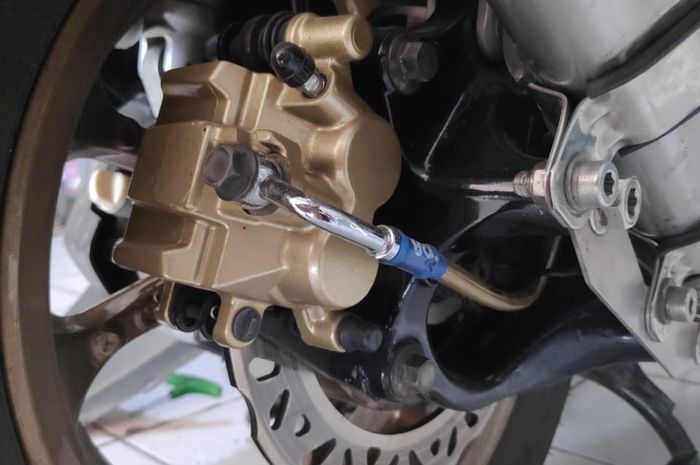 Kaliper depan Yamaha R15 terpasang di rem belakang Yamaha NMAX