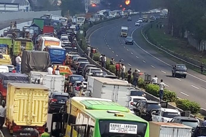 Kebakaran terjadi pada pipa penyalur Pertamina Dex