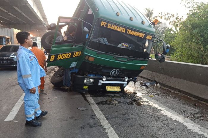 Sebuah kendaraan truk flatbed bermuatan besi plat 60 Ton mengalami kecelakaan tunggal di Jalan Tol Jakarta-Cikampek 