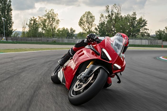 Ducati Panigale V4 dan V4 S mendapat update di model tahun 2020. Ini beda keduanya
