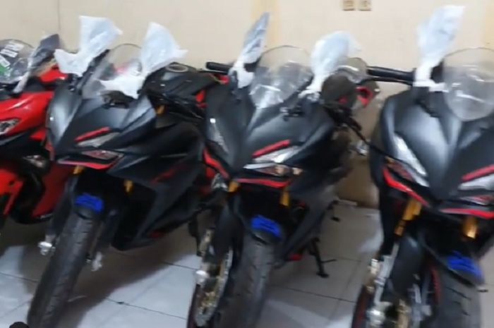 Kawasaki New NInja 250 dan Honda CBR250RR dijual dengan harga terjangkau dan banyak pilihan.