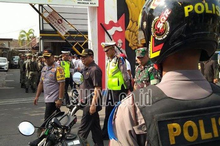 AKBP Eva Guna Pandia, Kapolres Tulungagung memeriksa kesiapan pasukannya sebelum menggelar Operasi Zebra Semeru 2019