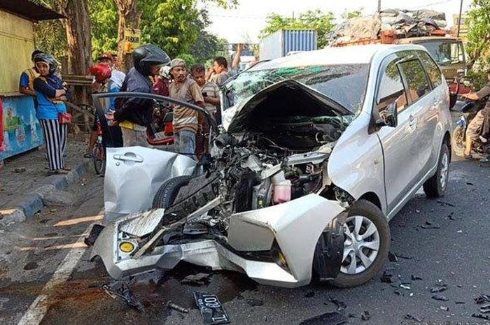 Toyota Avanza ringsek setelah terlibat kecelakaan dengn sebuah truk