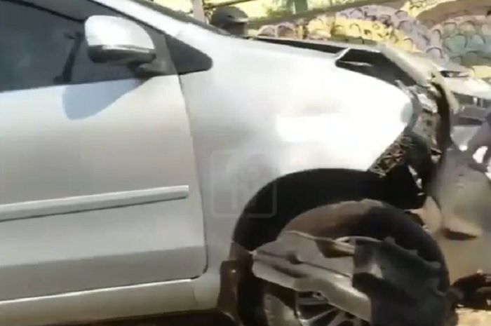 Daihatsu Xenia ringsek bodi depan setelah menabrak trotoar pembatas jalan