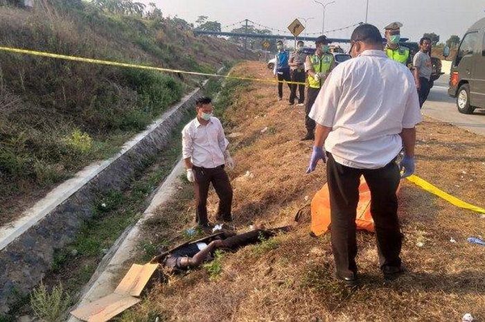 Driver taksi online Suzuki Ertiga asal Surabaya dibunuh dan mayatnya dibuang di Jalan Tol Malang-Pandaan. 