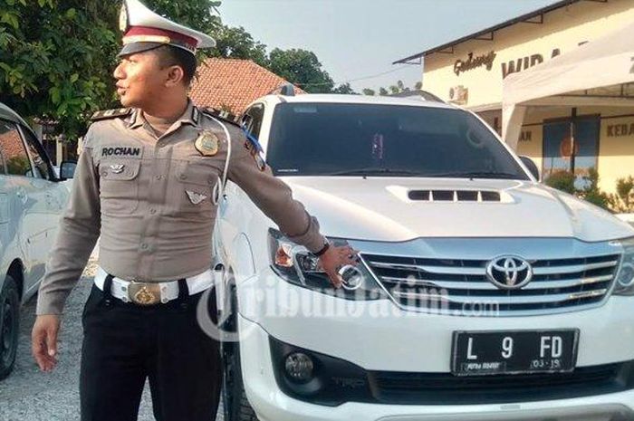 Kanit Regident, Iptu Ach Rochan saat menunjukkan mobil milik Cakades yang diamankan di Kantor Polsek Kota Sampang, Rabu (23/10/2109).   