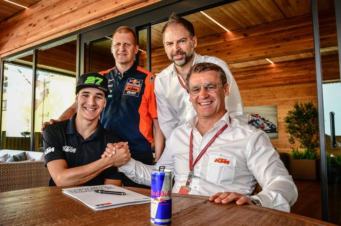 Iker Lecuona jabat tangan dengan Pit Beirer (bos KTM) dan akan mengisi tim Tech3-KTM di MotoGP 2020