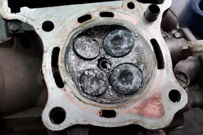 Mesin overheat piston pecah di dalam mesin