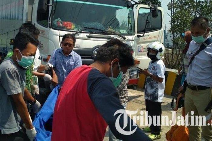 Di dalam truk yang sedang parkir, Sutarya (40), ditemukan tewas di jalan raya Pantura Tuban