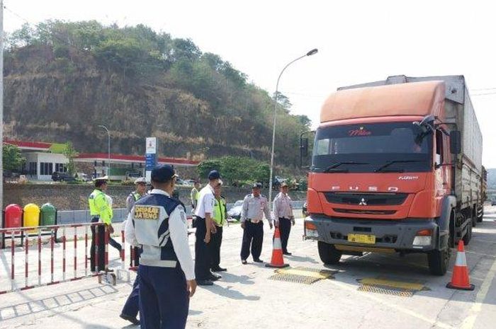 Operasi Over Dimension Over Loading (ODOL) di ruas tol Semarang-Solo, tepatnya di rest area KM 429 ruas B memeriksa 296 kendaraan dan menjaring 97 pelanggar yang melintas  