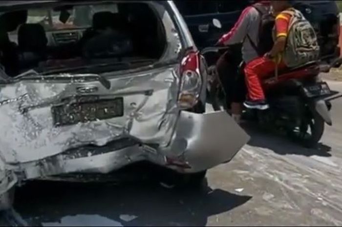 Toyota Avanza remuk diterjang Hyundai Atoz saat muat cat di Semarang