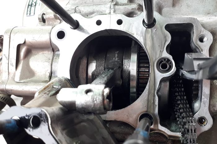 Akibat mesin overheat piston pecah di dalam mesin