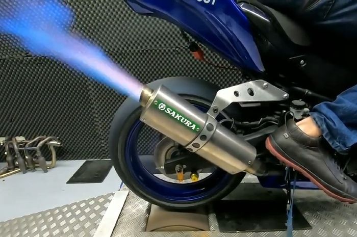 Moncong knalpot bisa keluarkan api saat fitur backfire di aRacer RcMini5 aktif