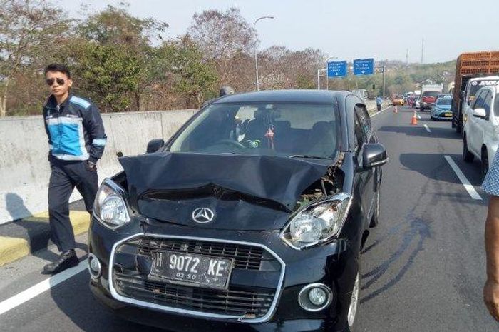 Daihatsu Ayla yang terlibat kecelakaan beruntun di ruas tol Tembalang-Ungaran, Semarang