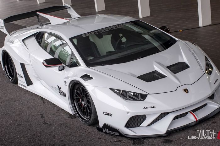 Modifikasi Lamborghini Huracan pakai body kit Liberty Walk