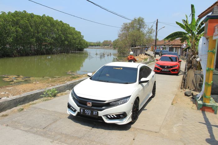 Puluhan Honda Civic Turbo baik hatchback maupun sedan berbaris di kawasan pinggir laut