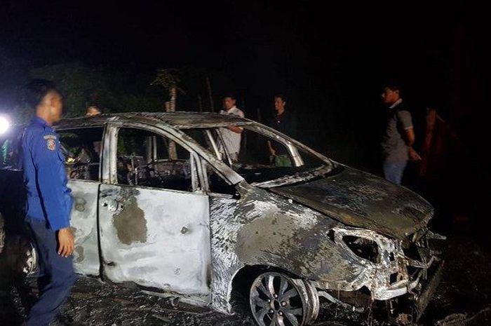 Toyota Kijang Innova terbakar mendadak di Aceh Besar, (25/10/19)