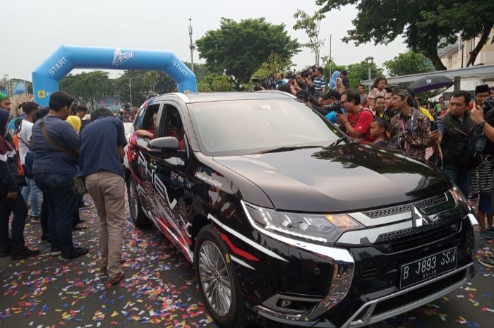 Mitsubishi Outlander PHEV ikut konvoi dalam acara Jakarta Langit Biru.