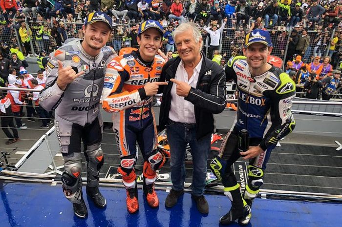 Marc Marquez merayakan kemenangan MotoGP Australia 2019 di podium bersama Jack Miller, Cal Crutchlow dan legenda MotoGP Giacomo Agostini