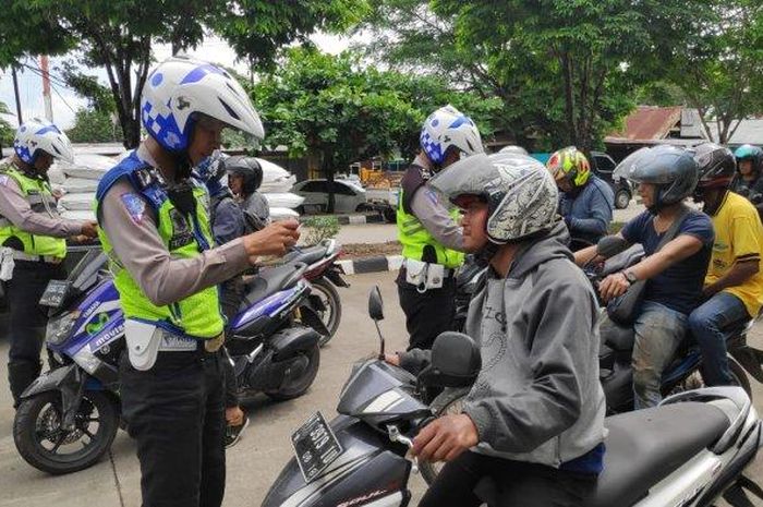 Memasuki hari ke-4 pelaksanaan sweeping Operasi Zebra Mahakam 2019, Kalimantan Timur pengendara yang tertilang akibat melakukan pelanggaran hampir mencapai 500 pengendara.  
