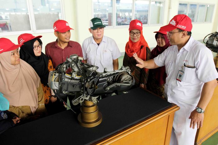 Para siswa dan guru binaan AHM diajak melihat secara langsung proses produksi sepeda motor Honda di AHM Plant Cikarang,