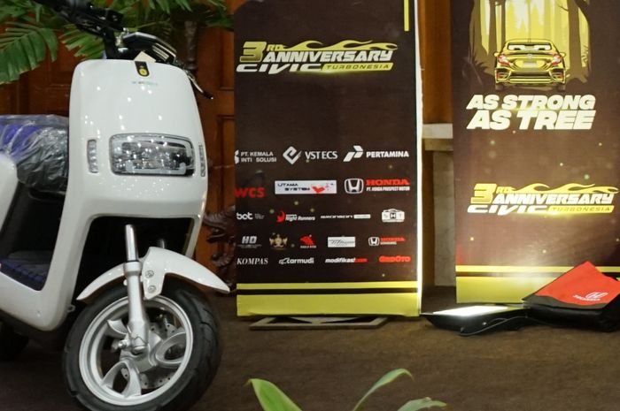 Motor listrik ECGO 2 yang digunakan sebagai door prize di ulang tahun yang ke-3 Civic Turbonesia (CVT) di Kota Semarang.