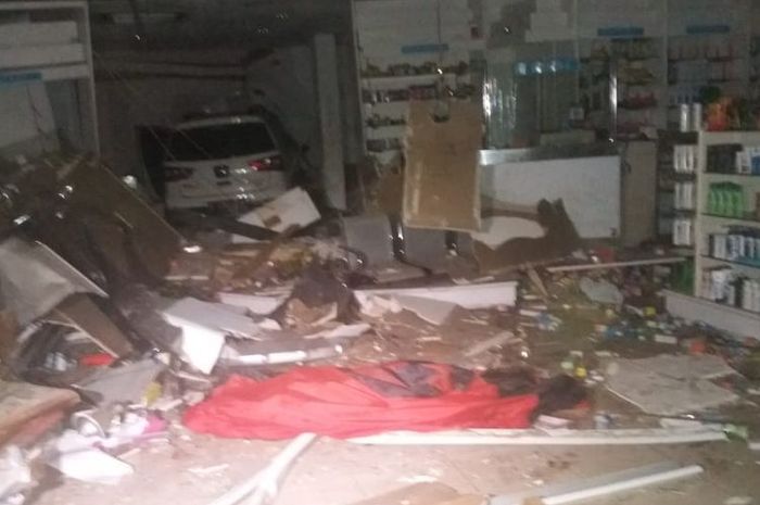 Nissan Grand Livina terjang bangunan apotek hingga masuk ke dalam