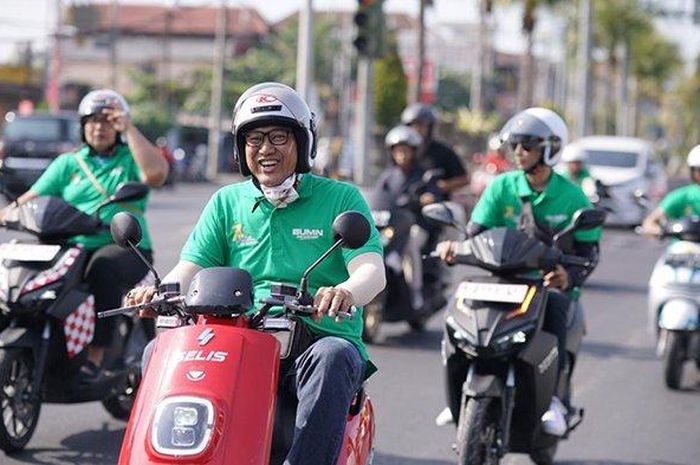 Ilustrasi konvoi kendaraan listrik pada Car Free Day di Karnaval Jakarta Langit Biru.