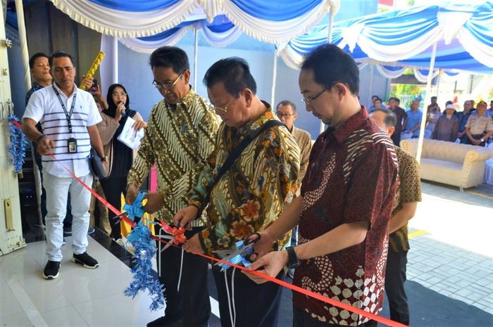 Sesi potong pita menjadi tanda diresmikannya dealer baru Suzuki di Bima, Nusa Tenggara Barat (NTB).