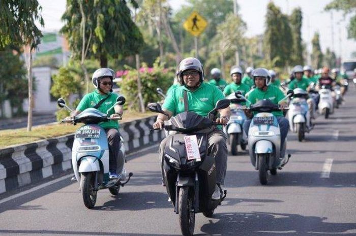 Ilustrasi Konvoi kendaraan listrik pada acara Car Free Day di Karnaval Jakarta Langit Biru.