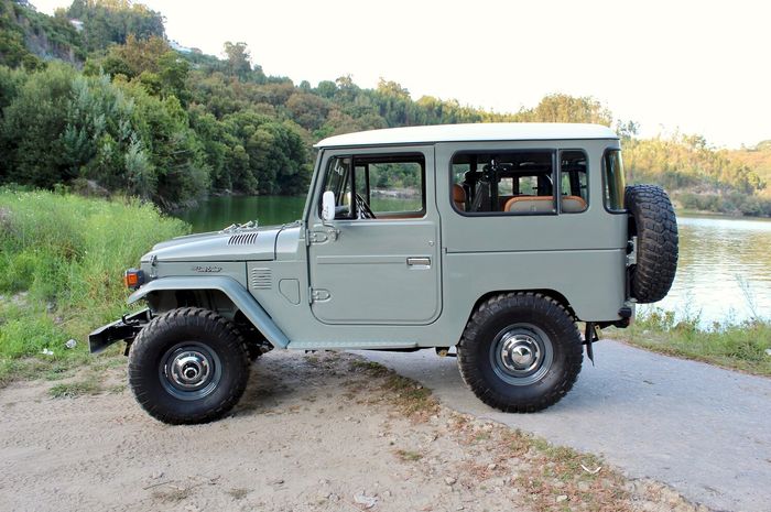 Toyota Land Cruiser FJ40 hasil karya Legacy Overland