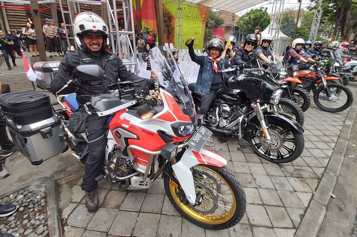 Proses keberangkatan dikawal komunitas motor Bandung