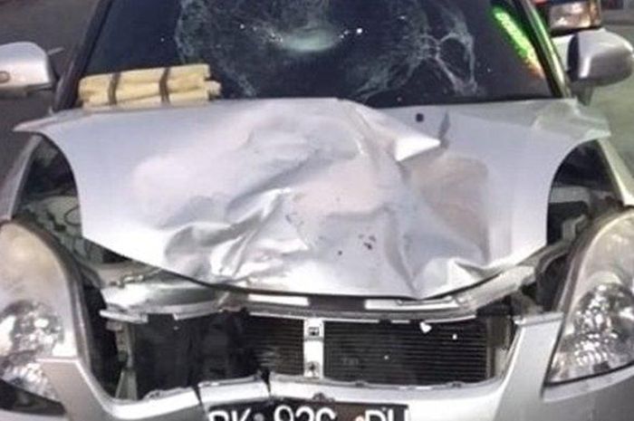 Suzuki Swift remuk usai menghajar Honda Karisma yang dikendarai dua orang