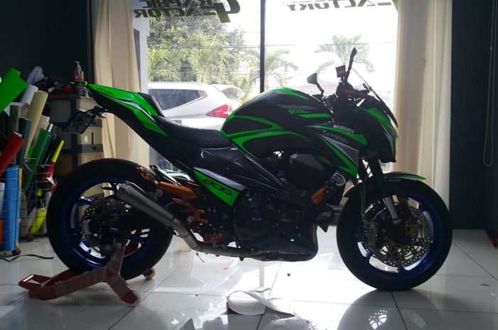 Kawasaki Z800 dengan bodi terlapis stiker kombinasi wrapping, cutting dan printing