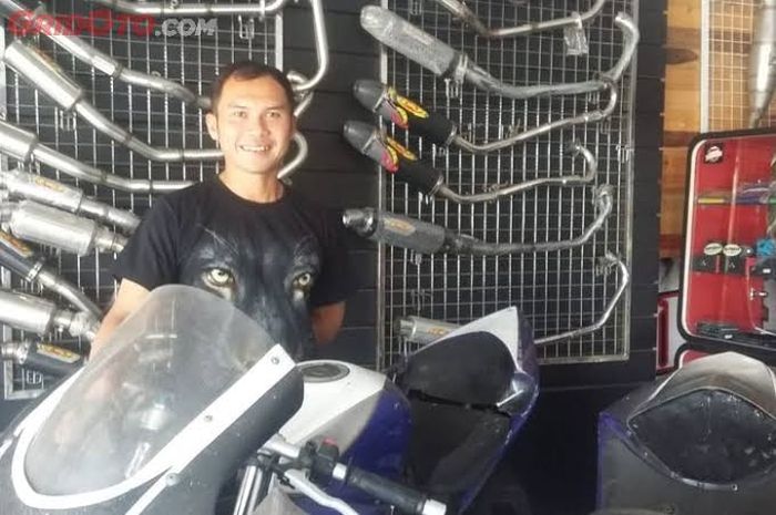 Hendriansyah si Dewa Road Race di speedshop racing miliknya