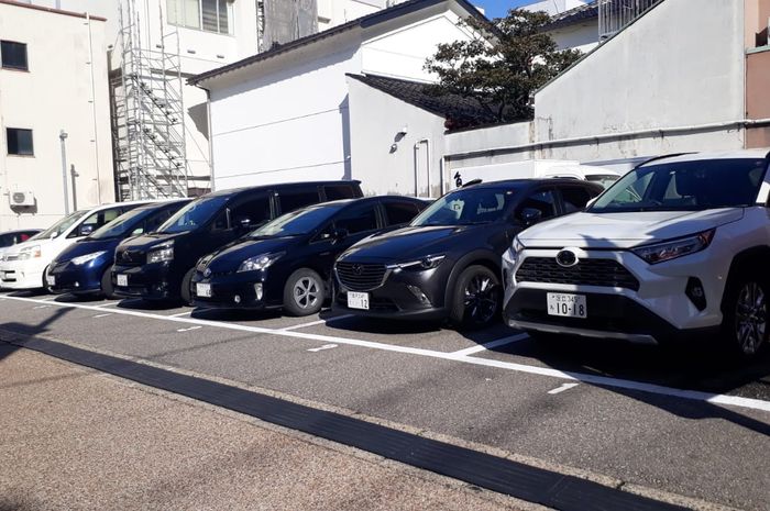 Mobil di Jepang memiliki empat warna pelat nomor berbeda sesuai fungsi 