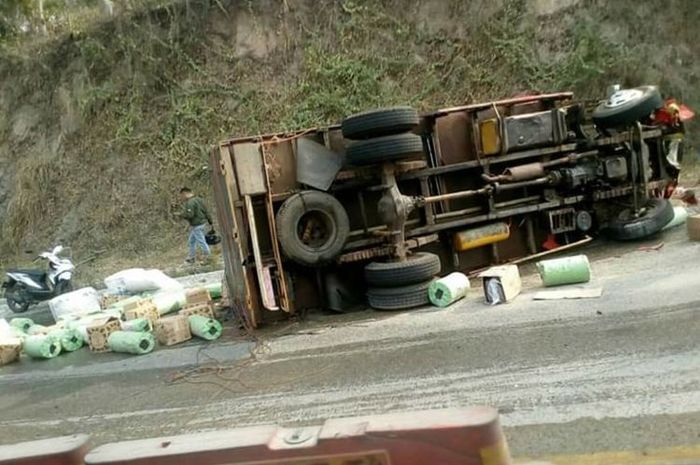 Truk bernomor polisi BE 9037 NE terbalik usai menabrak dua unit sepeda motor yang sedang parkir di Turunan Tarahan, Jalinsum KM 21-22, Desa Tarahan, Lampung Selatan. Empat orang tewas dalam kecelakaan ini.  