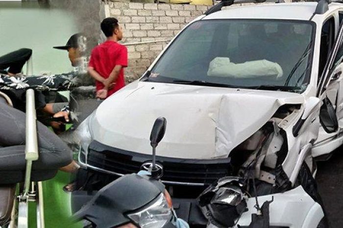 Toyota Rush beradu tabrak lawan mobil lain di Denpasar Barat, Bali hingga ringsek