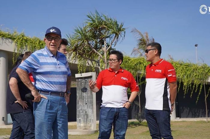 CEO Dorna Sports, Carmelo Ezpeleta (baju biru) takjub dengan kemajuan pembangunan sirkuit MotoGP di Mandalika, NTB