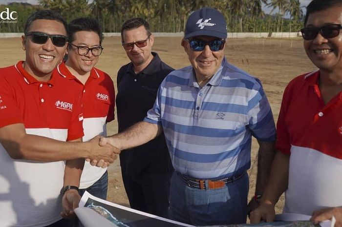 Carmelo Ezepeleta, CEO Dorna Sports kembali meninjau lokasi pembangunan sirkuit MotoGP Indonesia di Mandalika bersama Abdulbar M. Mansoer direktur utama ITDC